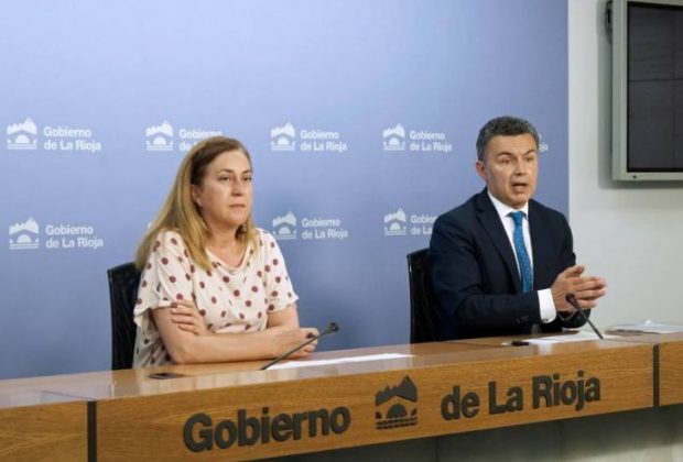 Begoña Martínez Arregui y Conrado Escobar en la rueda de prensa del Consejo de Gobierno 01