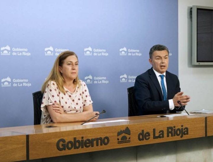 Begoña Martínez Arregui y Conrado Escobar en la rueda de prensa del Consejo de Gobierno 01