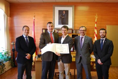 RAFAEL VIVANCO, EN EL MEDIO, RECIBE EL DIPLOMA A TÍTULO PÓSTUMO