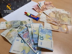 Dinero y pegamento