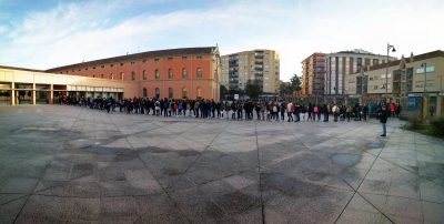 fila-alumnos-entrada-consejeria