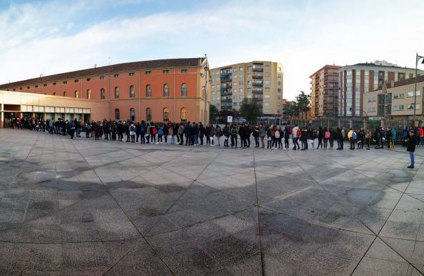 fila-alumnos-entrada-consejeria