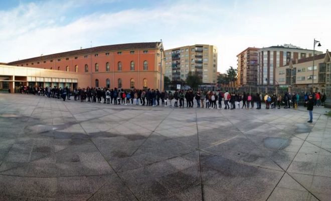 fila-alumnos-entrada-consejeria